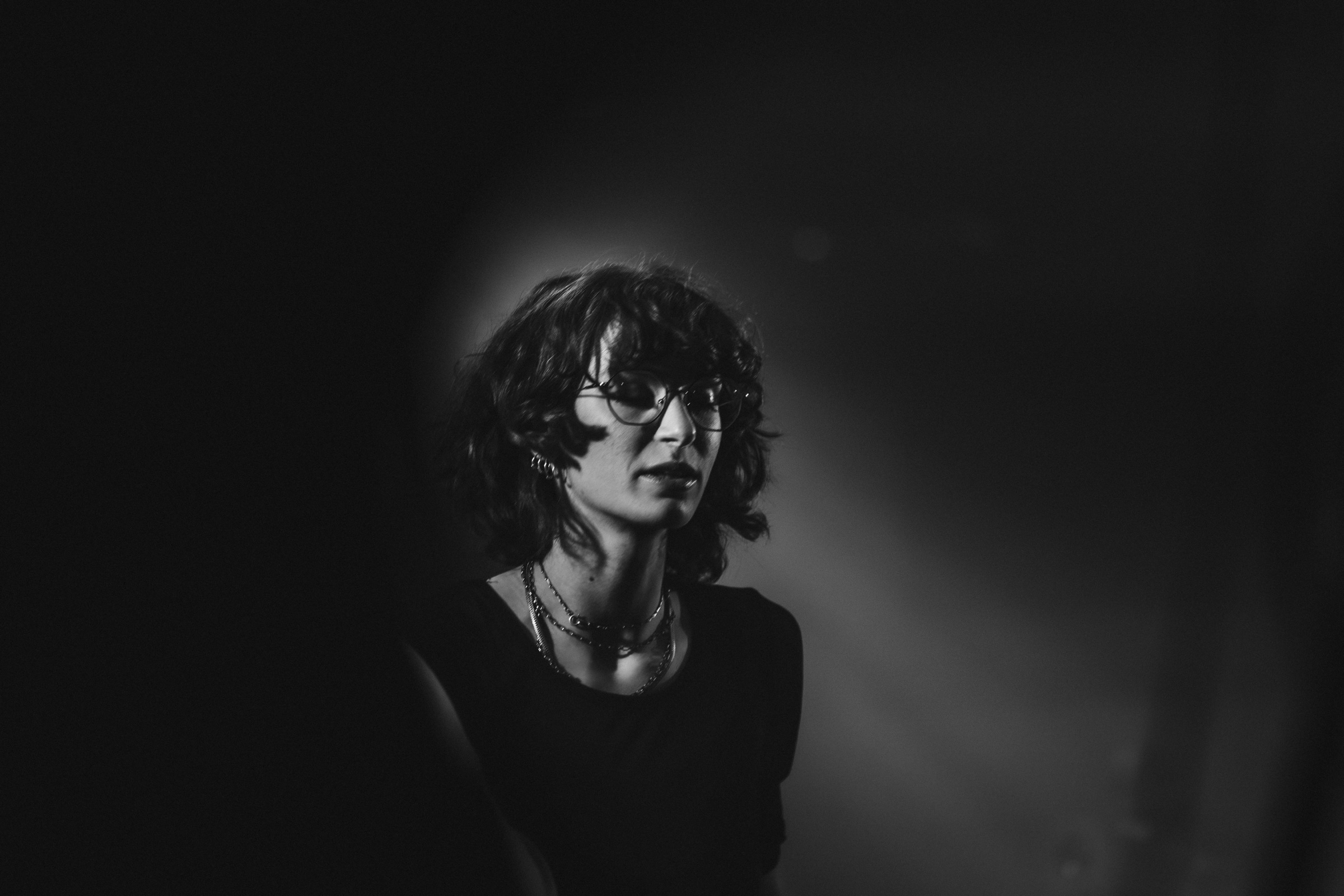 Portrait noir et blanc de Sarah Zajtmann dans une lumière de studio